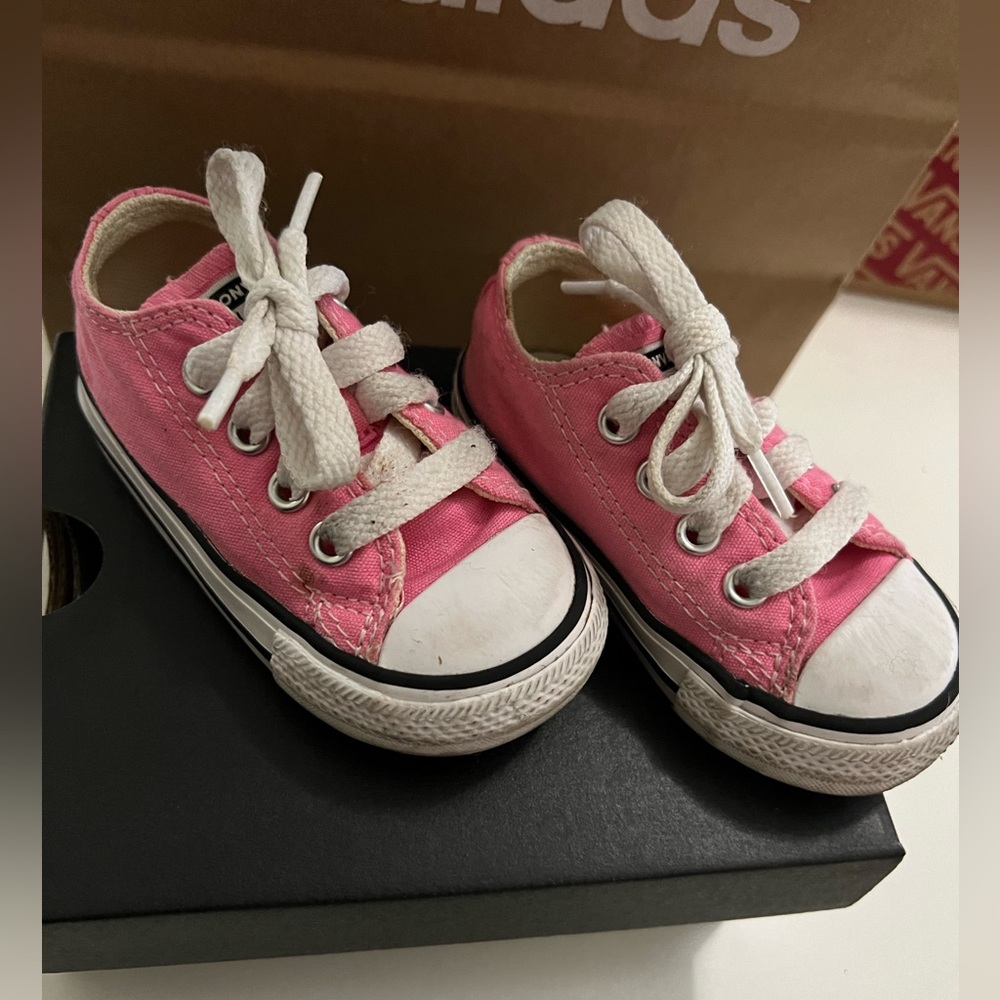 Pink Chuck Taylor converse 4c